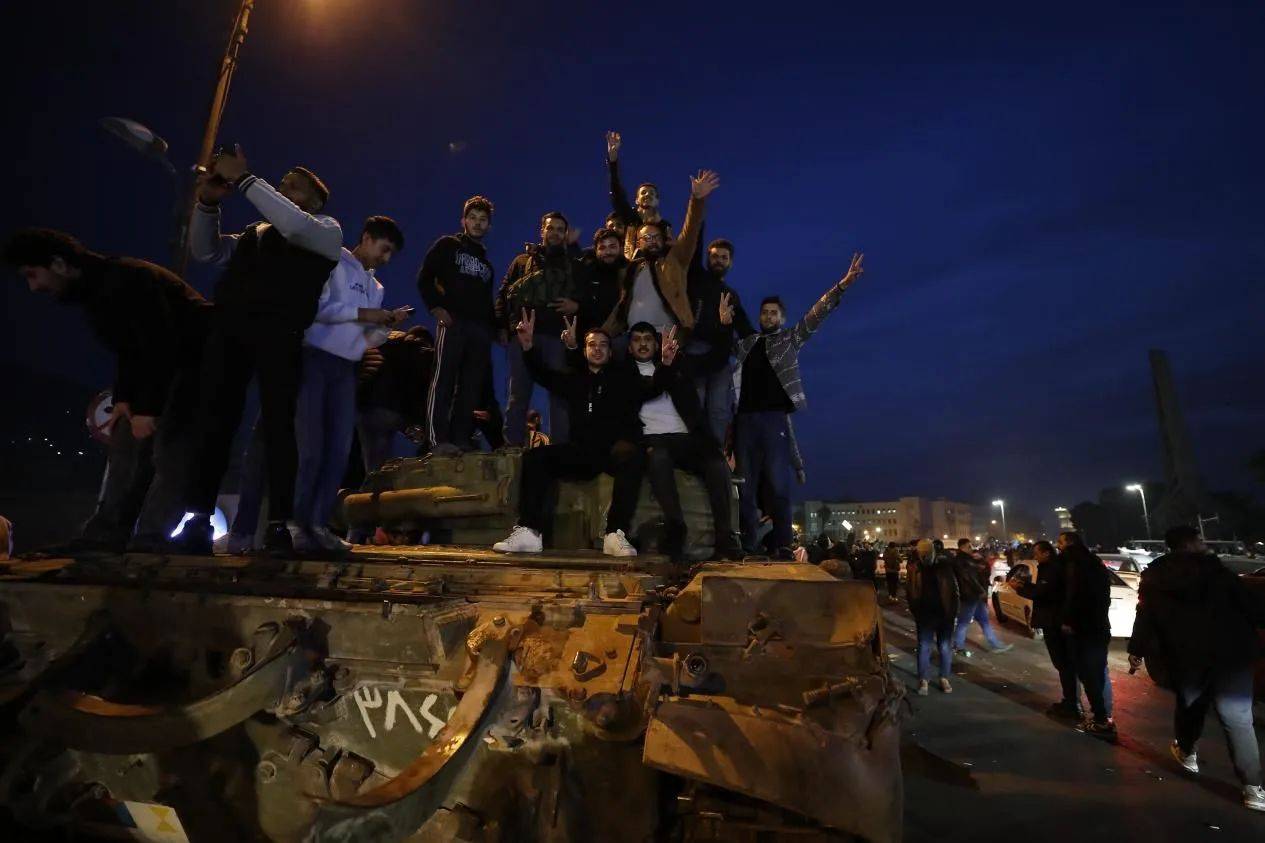 阿萨德残存势力反攻?叙利亚多地爆发示威<strong></p>
<p>香港电子交易货币</strong>,新当局逮捕行动遭伏击