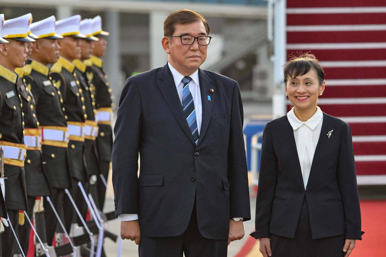 日本“第一夫人”外交首秀引关注：比丈夫人气更高，在大学校园一见钟情