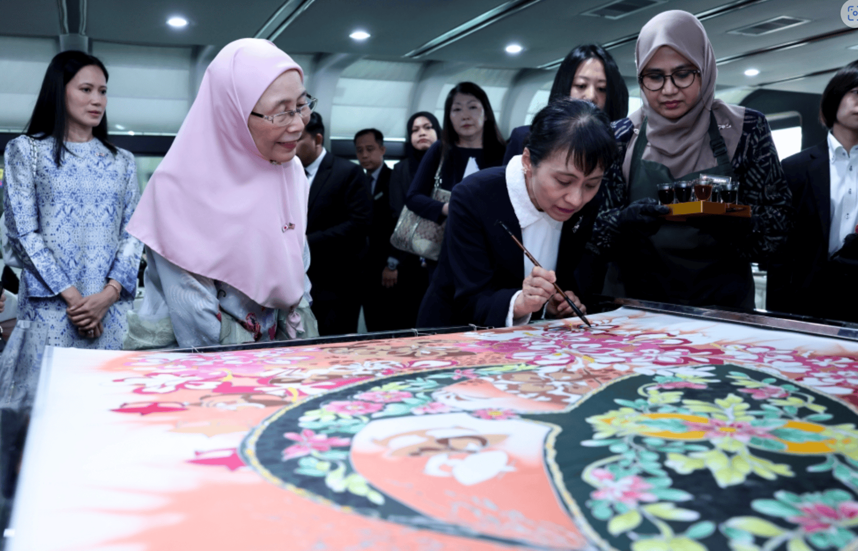 日本“第一夫人”外交首秀引关注:比丈夫人气更高<strong></p>
<p>如何对冲货币贬值</strong>,在大学校园一见钟情