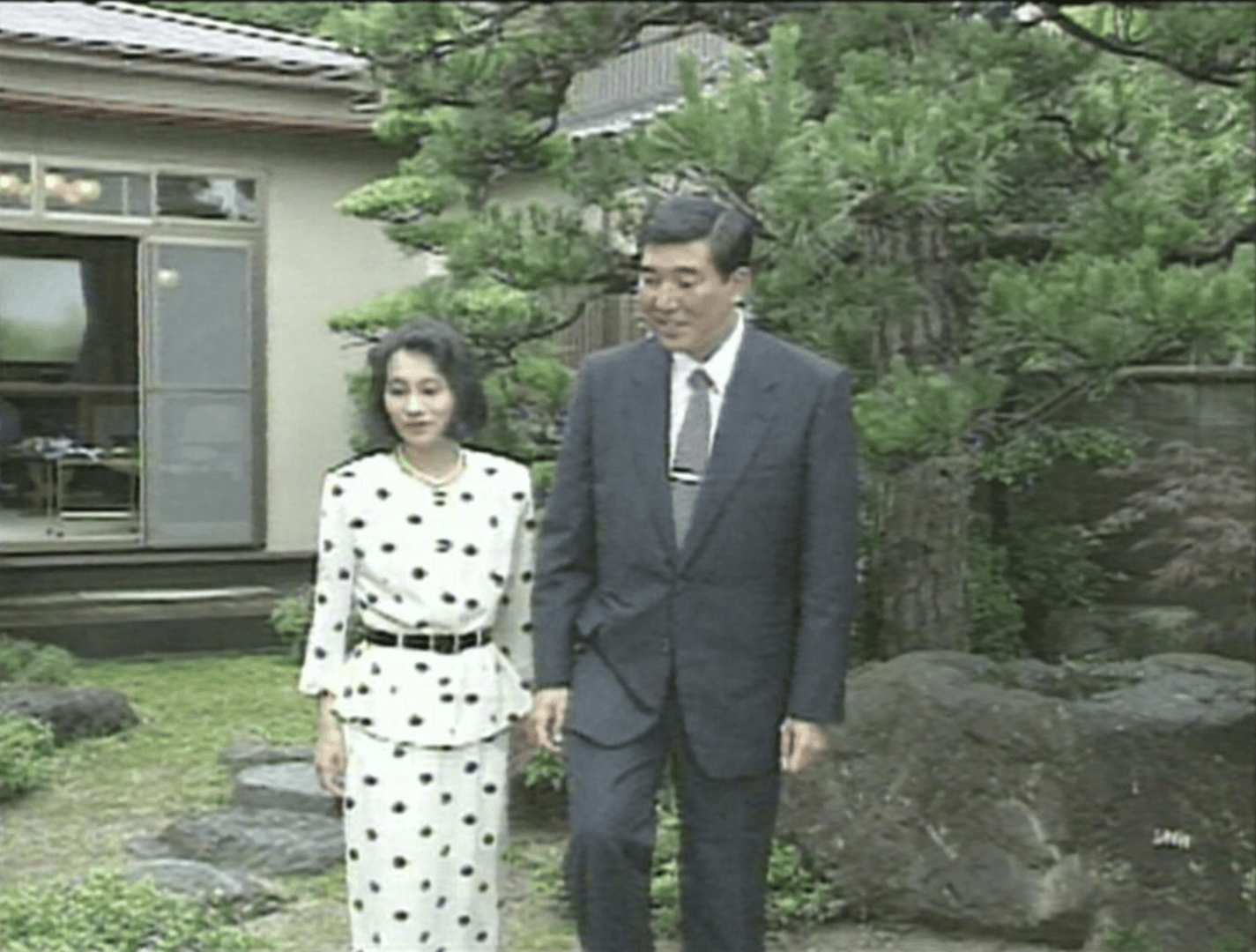 日本“第一夫人”外交首秀引关注:比丈夫人气更高<strong></p>
<p>如何对冲货币贬值</strong>,在大学校园一见钟情