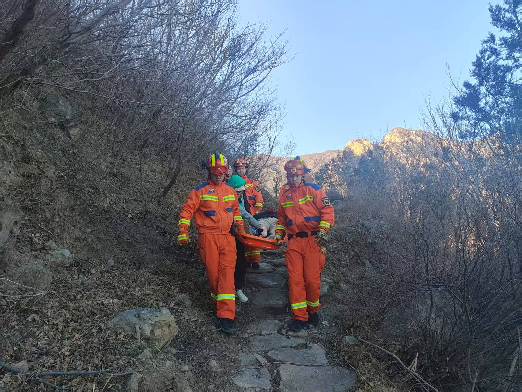 一女游客在凤凰岭登山摔伤<strong></p>
<p>如何炒币</strong>，北京海淀消防紧急救援