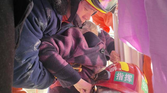 惊险！北京西城一93岁老奶奶<strong></p>
<p>2018年如何炒币</strong>，卡在防盗窗里摇摇欲坠……