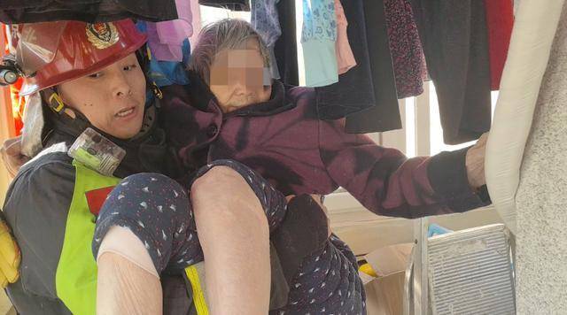 惊险！北京西城一93岁老奶奶<strong></p>
<p>2018年如何炒币</strong>，卡在防盗窗里摇摇欲坠……