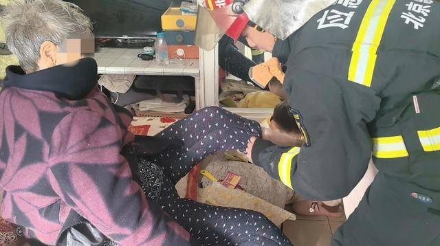 惊险！北京西城一93岁老奶奶<strong></p>
<p>2018年如何炒币</strong>，卡在防盗窗里摇摇欲坠……