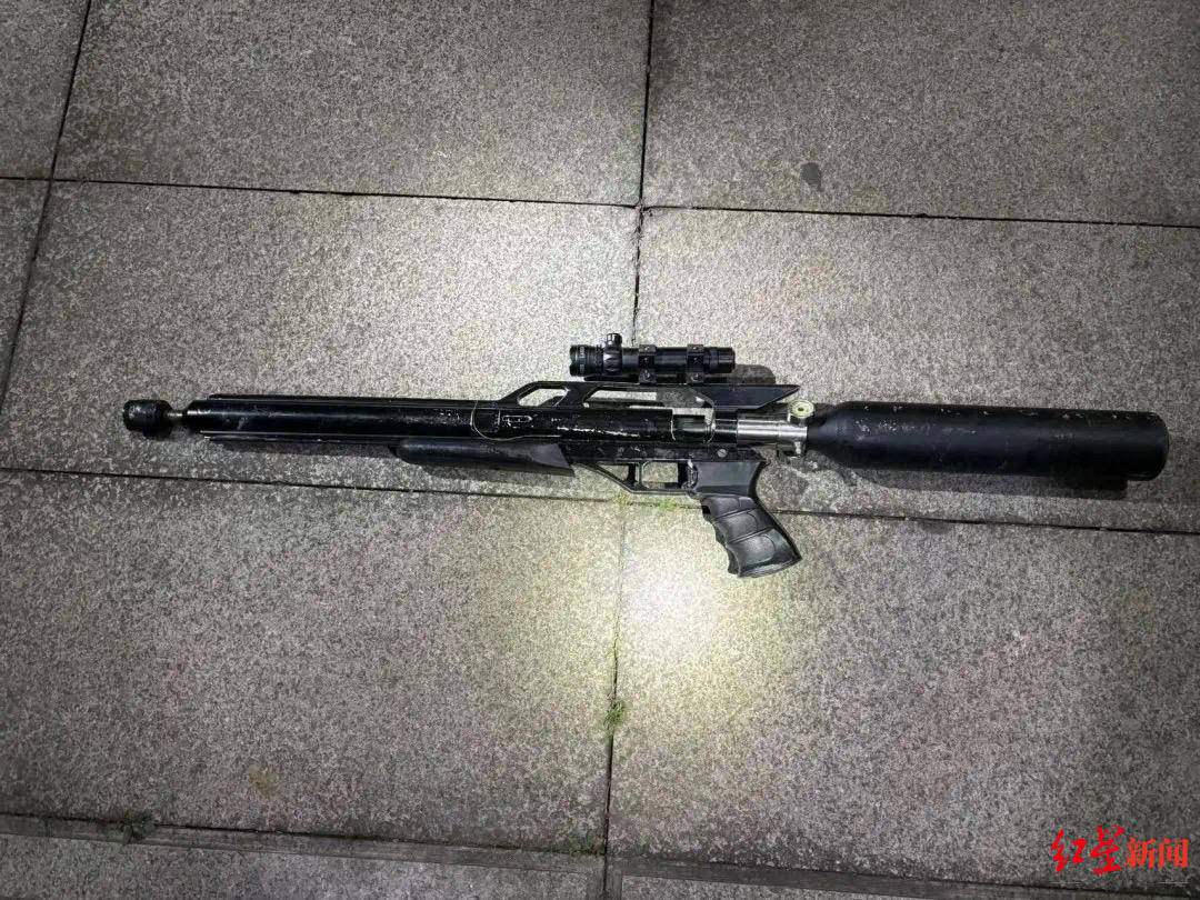 男子车内放疑似枪支遇检查强行冲卡致一辅警被拖行受伤<strong></p>
<p>2018年如何炒币</strong>，已被抓获！“枪支”正在鉴定