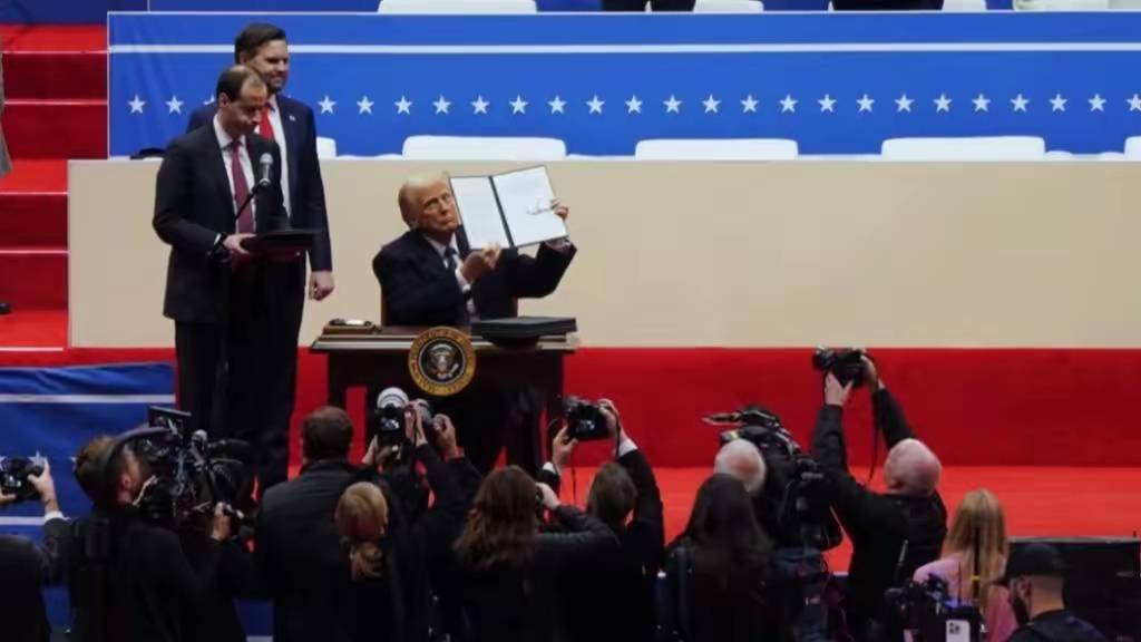 听到巨额欠款后<strong></p>
<p>如何抢别人的迷你币</strong>,特朗普后悔了,重新“进群”的条件,竟然和中国有关