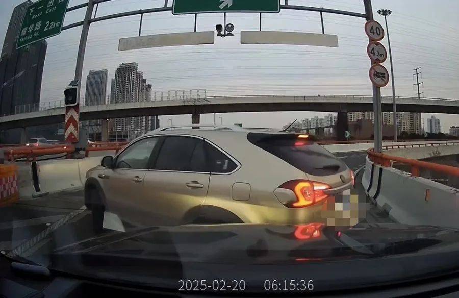 离谱！事发上海高架<strong></p>
<p>如何抄币</strong>，一SUV开错路，竟原地掉头逆行