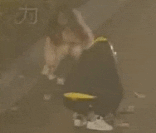 上海一女子边骑车边“洒钱”<strong></p>
<p>如何抄币</strong>，刚发的7700元工资都没了！自己还没发现