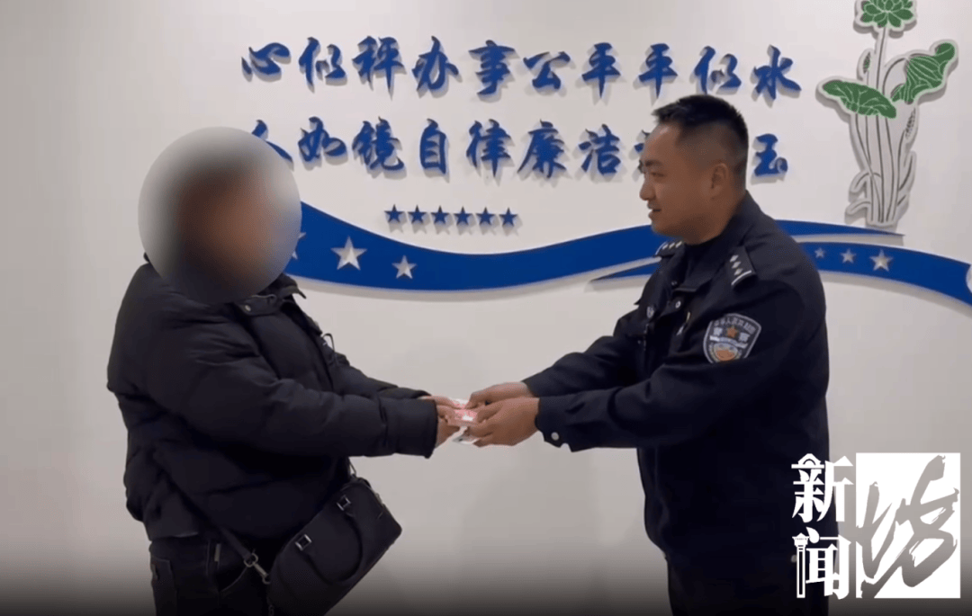 上海一女子边骑车边“洒钱”<strong></p>
<p>如何抄币</strong>，刚发的7700元工资都没了！自己还没发现