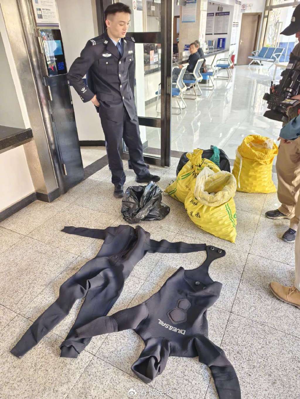 3人穿潜水服偷捞高尔夫球<strong></p>
<p>如何抄币</strong>，警方用时4小时人赃并获