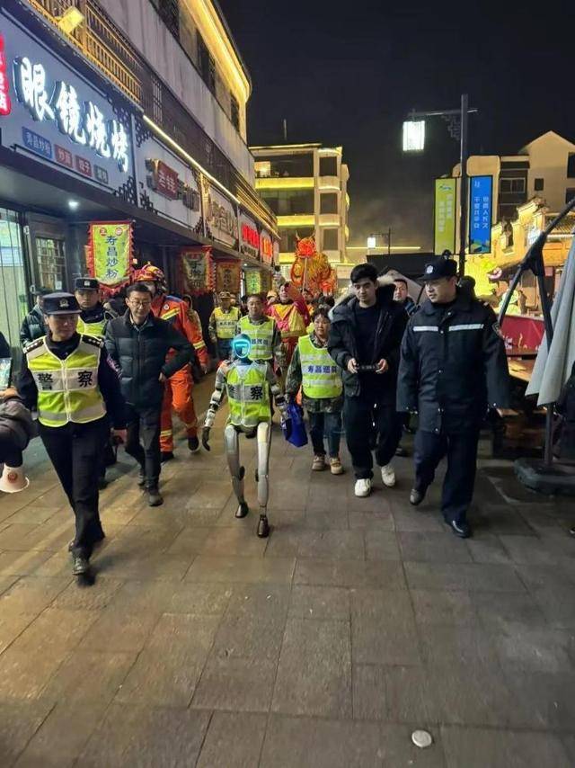 售价10万~65万<strong></p>
<p>如何在币圈发币</strong>，销售一空！谁在抢购人形机器人