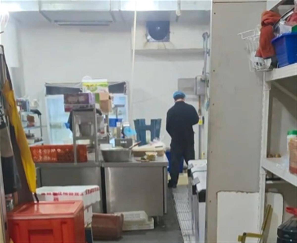 济南一餐厅被举报员工在后厨小便<strong></p>
<p>主流币如何选</strong>，老板否认，市监部门介入调查