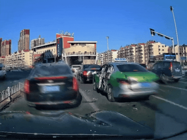 青岛一出租车当街爆炸玻璃横飞 商户：车1分钟被火焰吞没