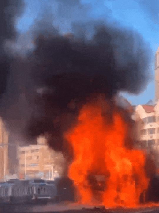 青岛一出租车当街爆炸玻璃横飞 商户：车1分钟被火焰吞没