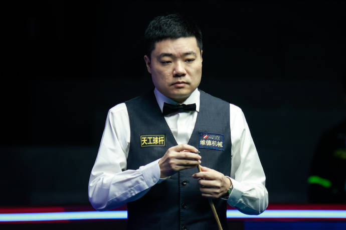 丁俊晖击败乔·佩里晋级世界公开赛32强