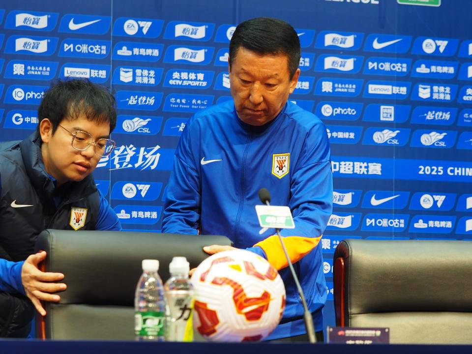 中超|山东泰山与大连英博赛前发布会<strong></p>
<p>如何购买eth币</strong>，崔康熙感冒痊愈现身会场