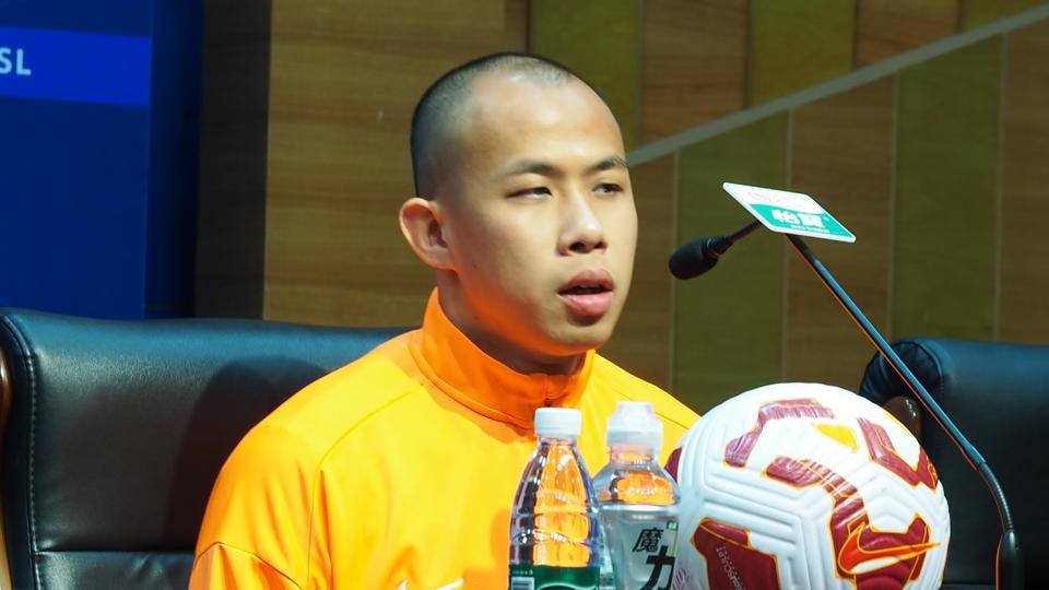 中超|山东泰山与大连英博赛前发布会<strong></p>
<p>如何购买eth币</strong>，崔康熙感冒痊愈现身会场