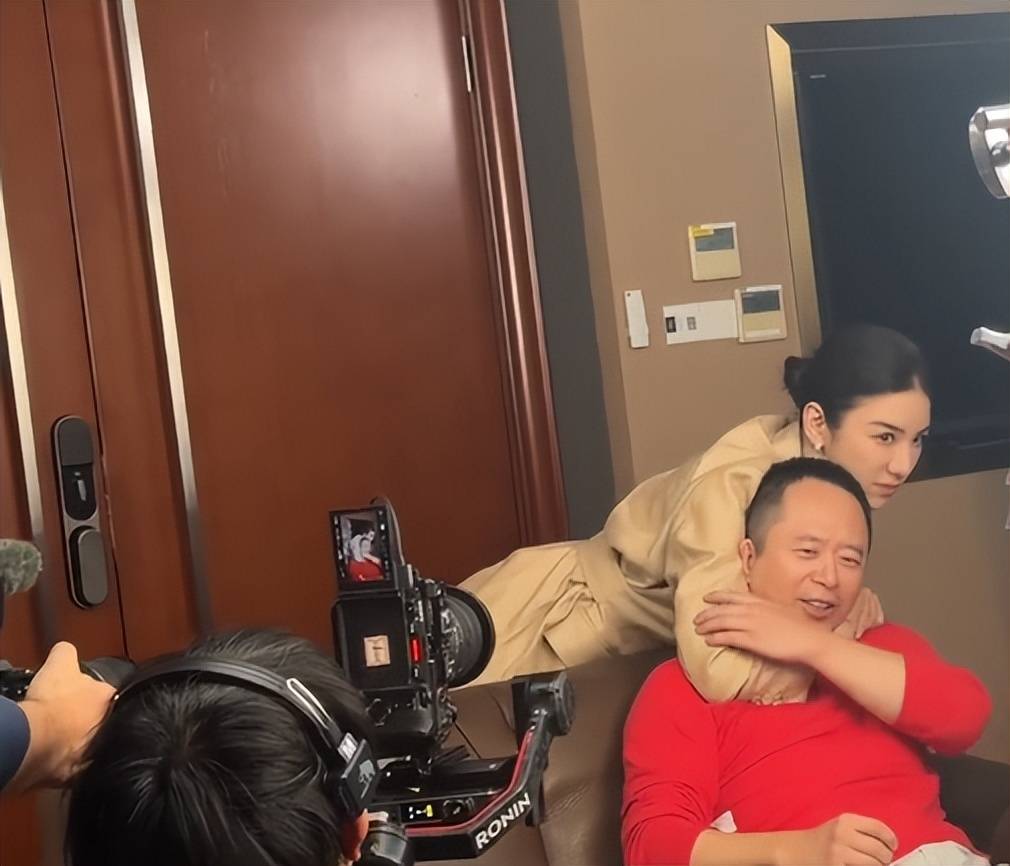 周鸿祎回应参演的短剧辣眼睛：黄奕诱惑<strong></p>
<p>如何利用行业消息去炒币</strong>我的剧情是DeepSeek设计的