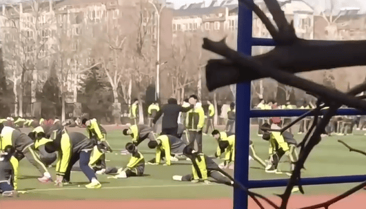 山东一中学老师抽学生耳光<strong></p>
<p>如何利用行业消息去炒币</strong>，学生还手后双方扭打！教育局：涉事教师已停课