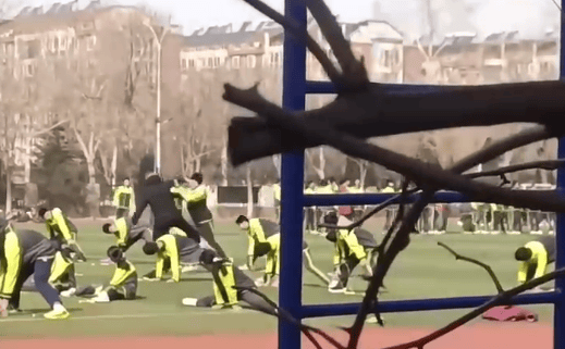 山东一中学老师抽学生耳光<strong></p>
<p>如何利用行业消息去炒币</strong>，学生还手后双方扭打！教育局：涉事教师已停课