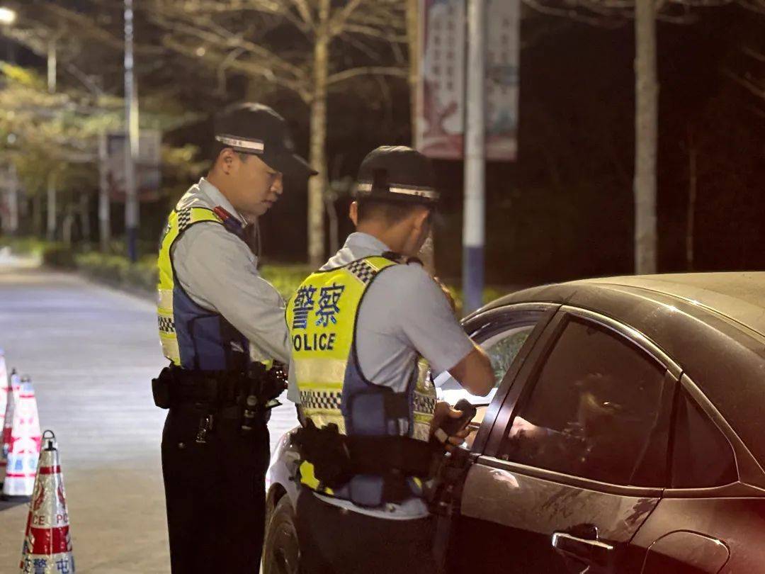 同桌的两人<strong></p>
<p>如何更新软件</strong>，双双被查