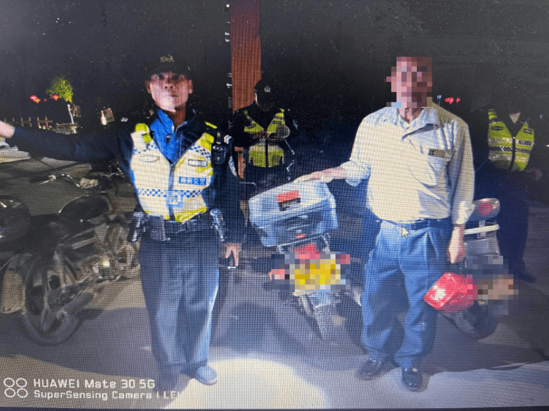 同桌的两人<strong></p>
<p>如何更新软件</strong>，双双被查