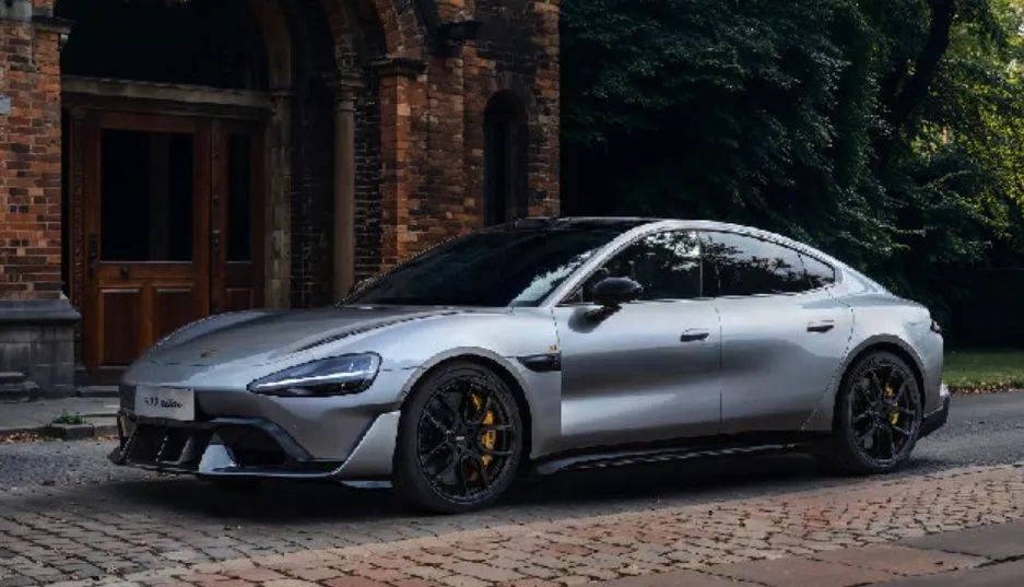 小米汽车严肃提醒SU7 Ultra用户：上赛道前<strong></p>
<p>如何更新软件</strong>，请先参加驾驶培训！