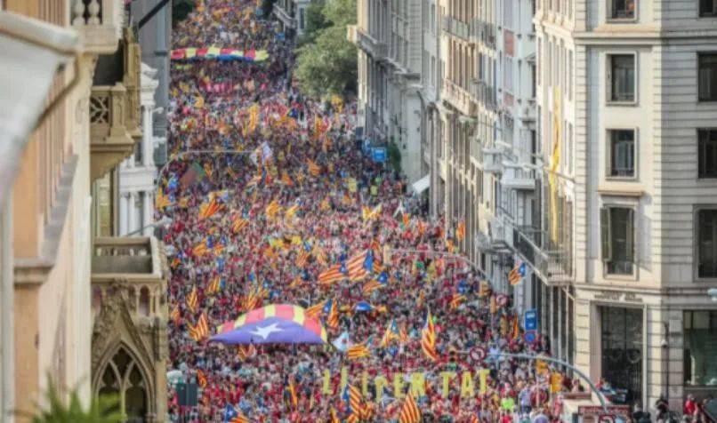 “要独立不要统一！”关键时刻<strong></p>
<p>如何更新软件</strong>，40万人冲上街头示威，场面一度失控