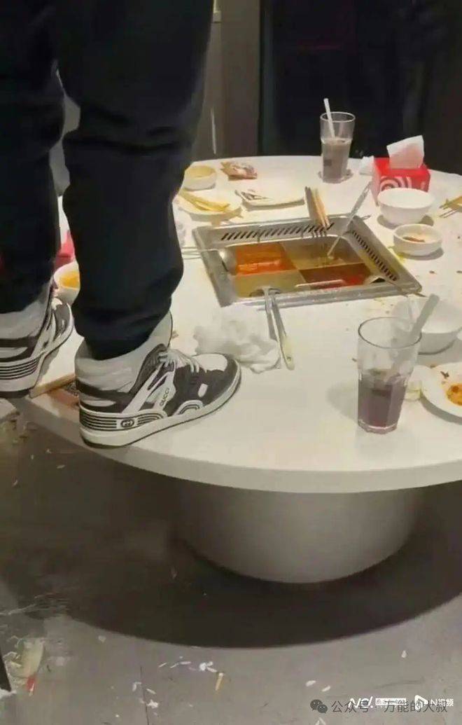 “魔童尿海”大反转<strong></p>
<p>如何进行币币交易</strong>!海底捞被抵制错在太“滥情”