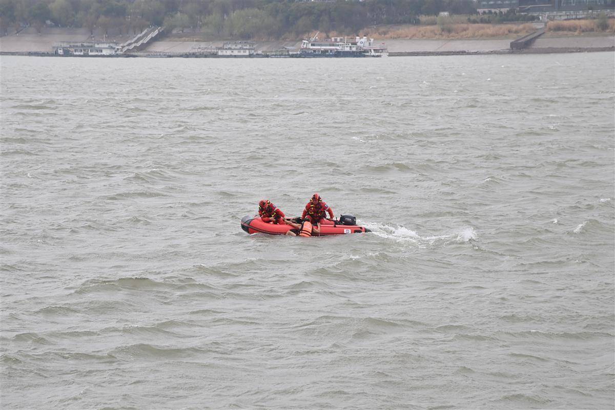 “江城平安号”船艇上<strong></p>
<p>如何进行币币交易</strong>，吴天祥、刘威威等被聘为“长江义警”