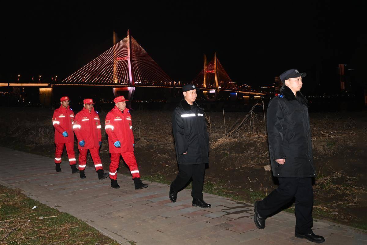 “江城平安号”船艇上<strong></p>
<p>如何进行币币交易</strong>，吴天祥、刘威威等被聘为“长江义警”