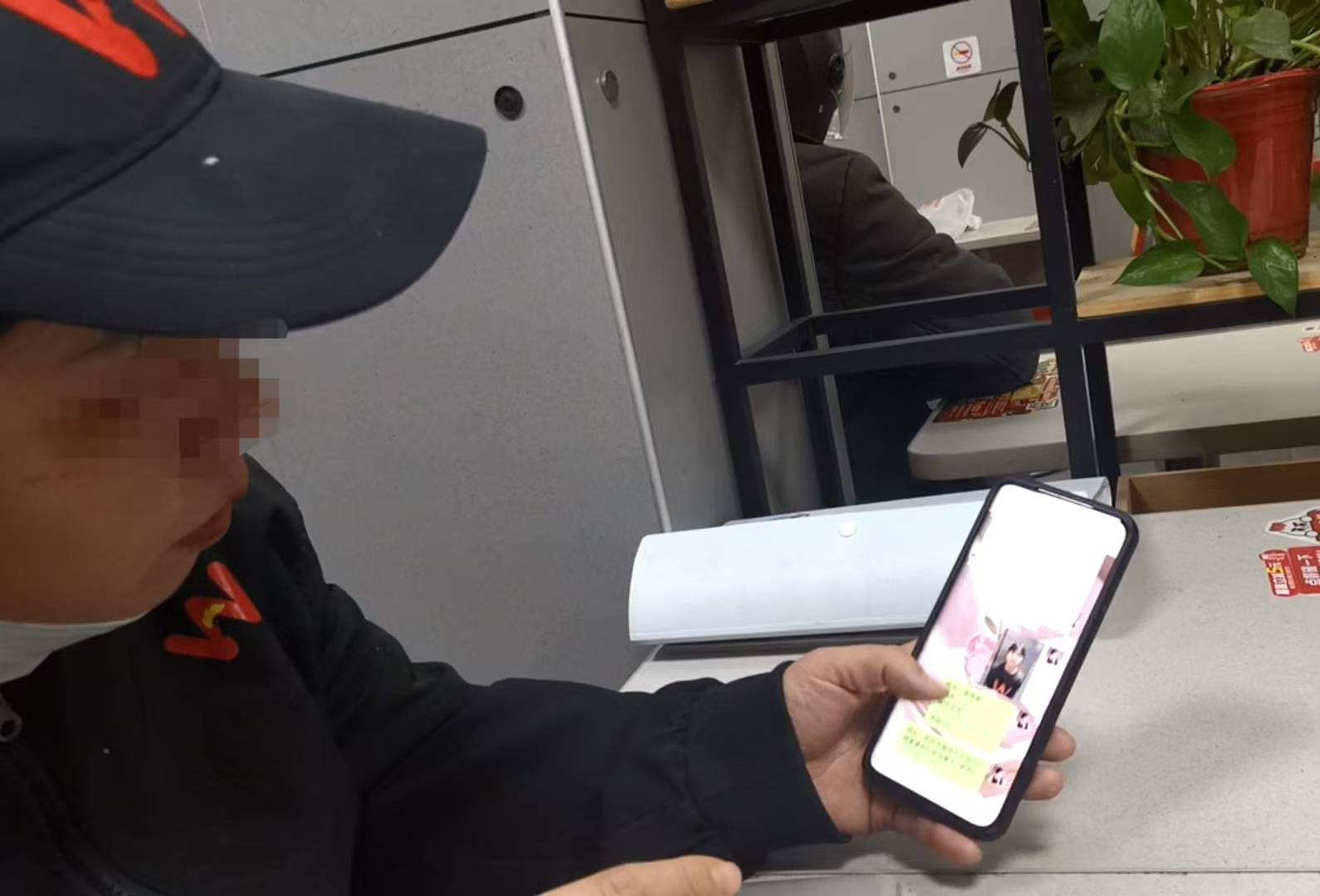 卧底华莱士两家门店：过期食材换签续命<strong></p>
<p>如何把b币给自己</strong>，炸油酸价超标易引腹泻