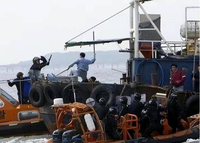 中韩海警对峙2小时<strong></p>
<p>炒币如何看盘</strong>，中方持刀拦截，被强占25年苏岩礁有望收回？