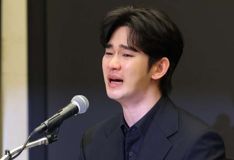 金秀贤为何在记者会上多次喝水<strong></p>
<p>如何上币</strong>，网友请DeepSeek解读