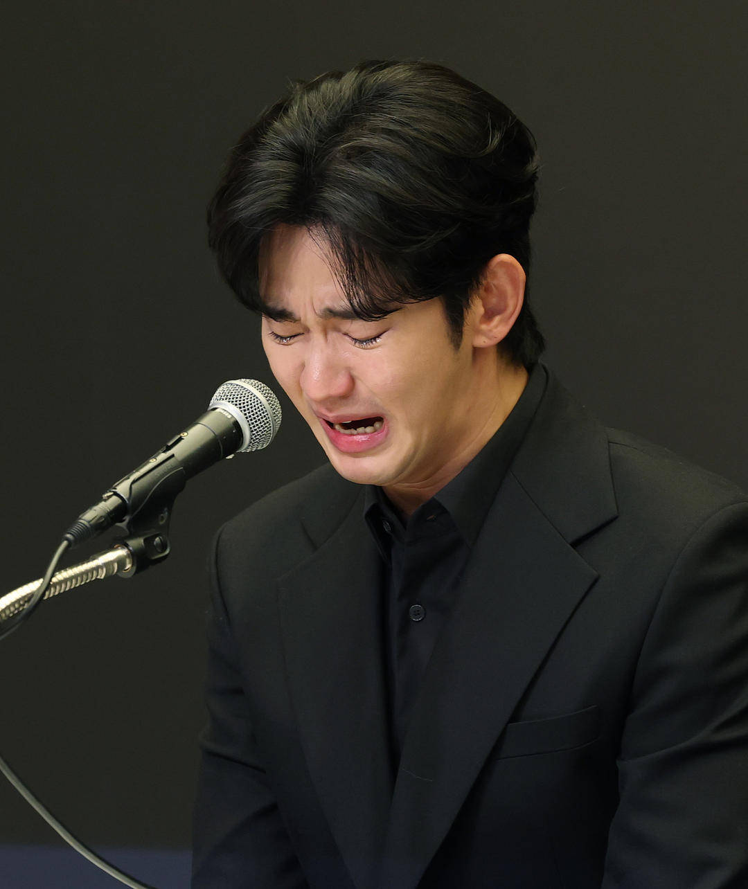 金秀贤为何在记者会上多次喝水<strong></p>
<p>如何上币</strong>，网友请DeepSeek解读