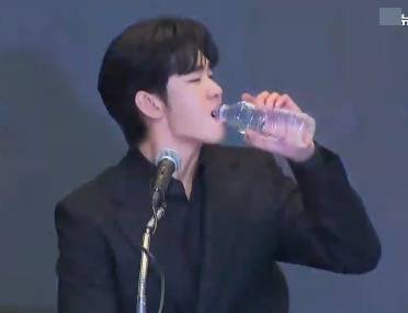 金秀贤为何在记者会上多次喝水<strong></p>
<p>如何上币</strong>，网友请DeepSeek解读