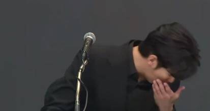 金秀贤为何在记者会上多次喝水<strong></p>
<p>如何上币</strong>，网友请DeepSeek解读