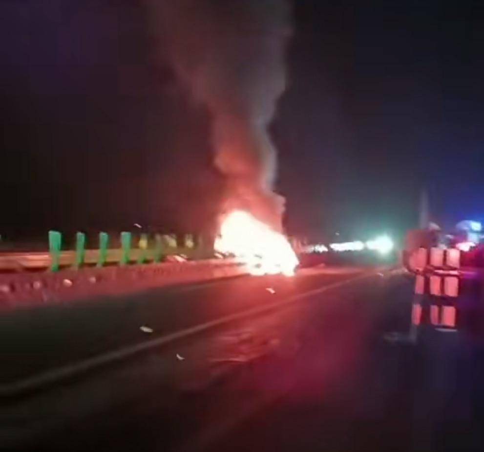 小米SU7高速上碰撞爆燃！客服称工作小组已赴现场协助调查