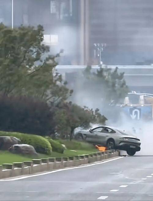 小米SU7高速碰撞爆炸致3人死亡<strong></p>
<p>如何上币</strong>,事故原因引关注