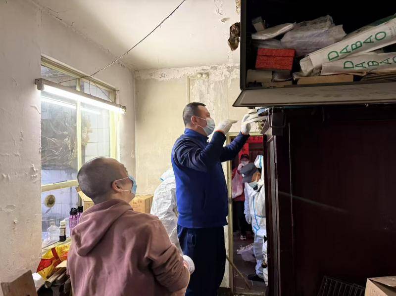 北京西城一独居老人家中存放大量杂物 多部门合力上门帮清理