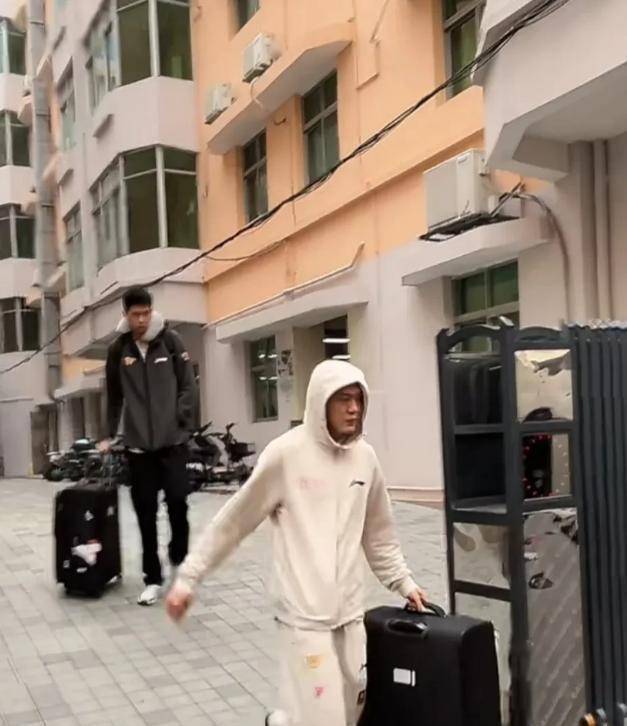 杜锋带13人出征上海！4外援+23兄弟<strong></p>
<p>如何买币</strong>，贝贝获重用