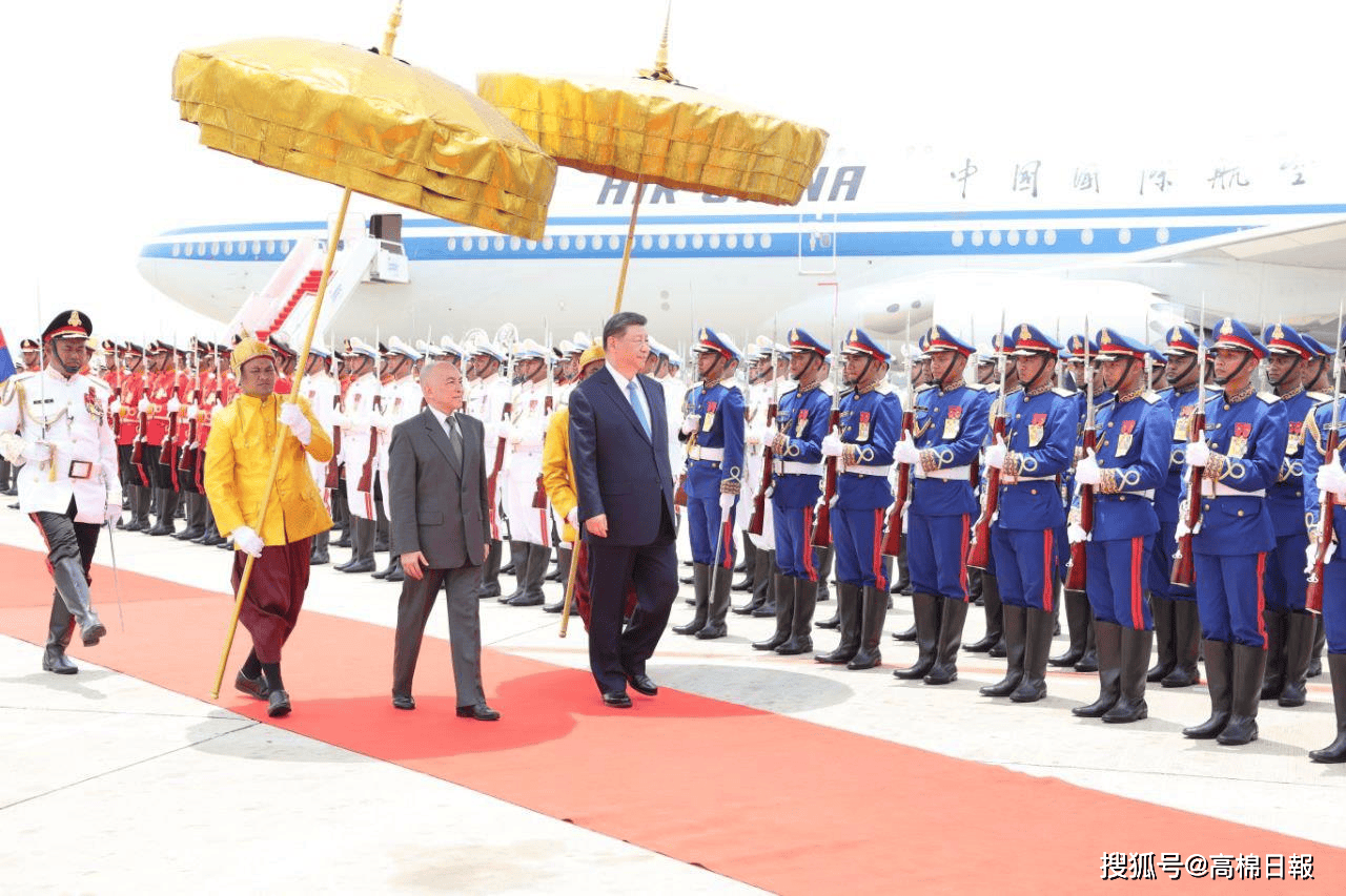 习近平抵达柬埔寨 西哈莫尼国王机场迎接