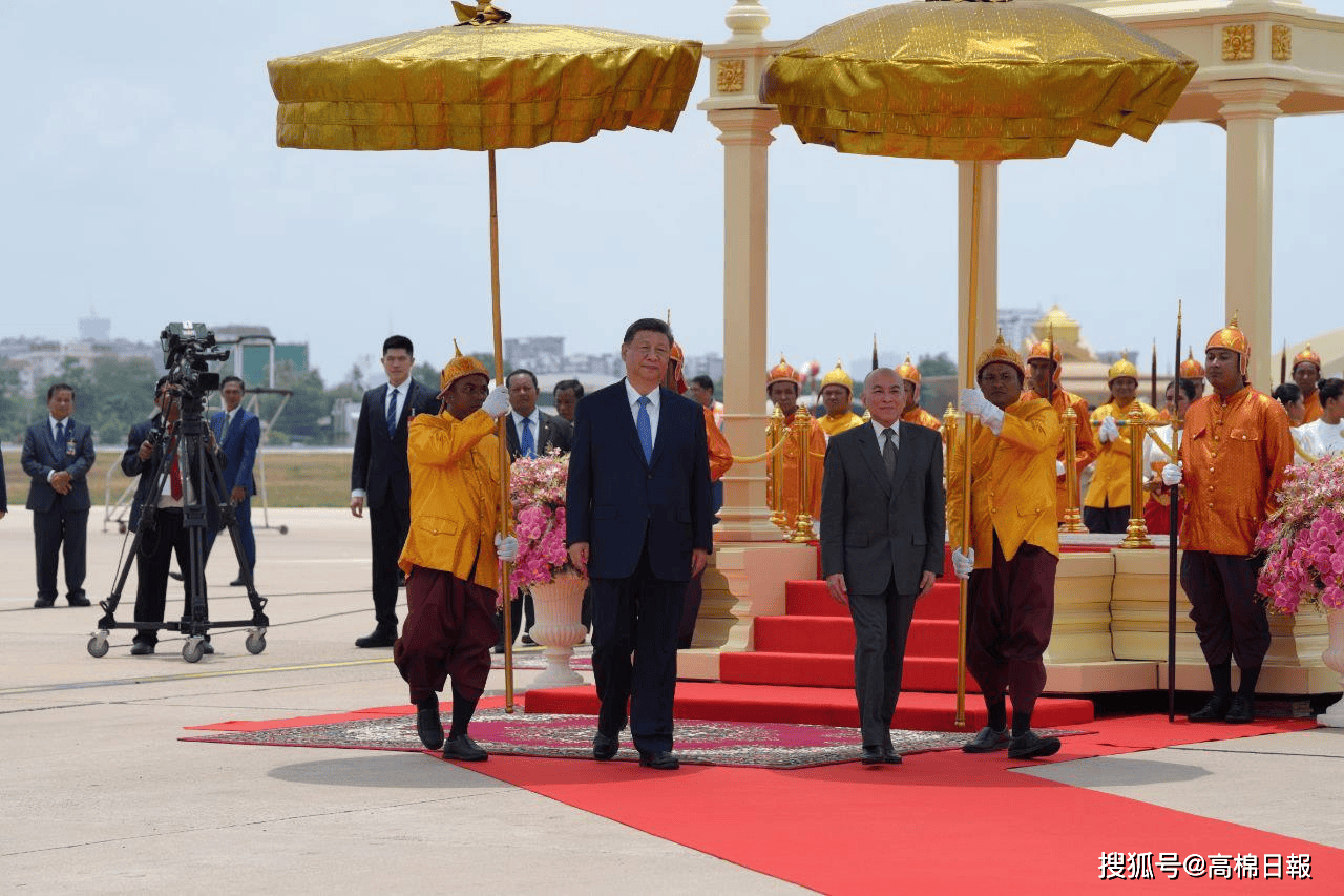 习近平抵达柬埔寨 西哈莫尼国王机场迎接