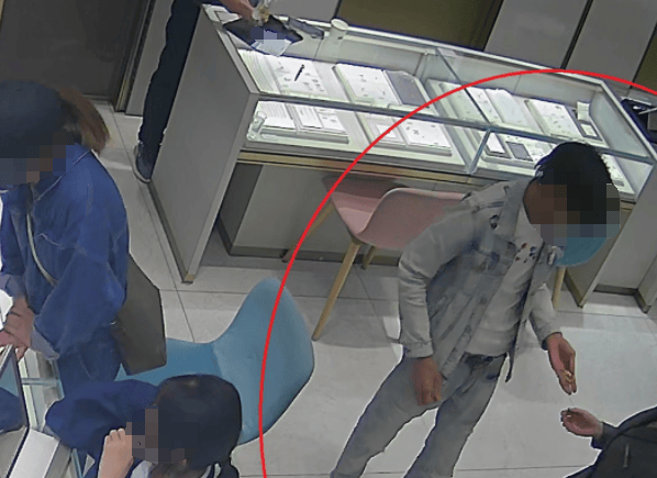 杭州大爷理发金项链不翼而飞<strong></p>
<p>债券如何进行交易</strong>,金属探测器都用上了,谁偷的?