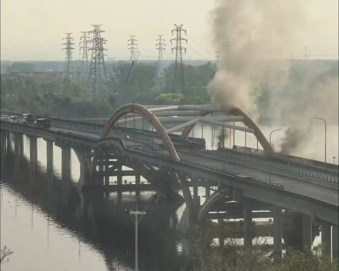 北京潮白河大桥部分路段起火坍塌<strong></p>
<p>如何成为炒币高手</strong>，官方：原因正调查