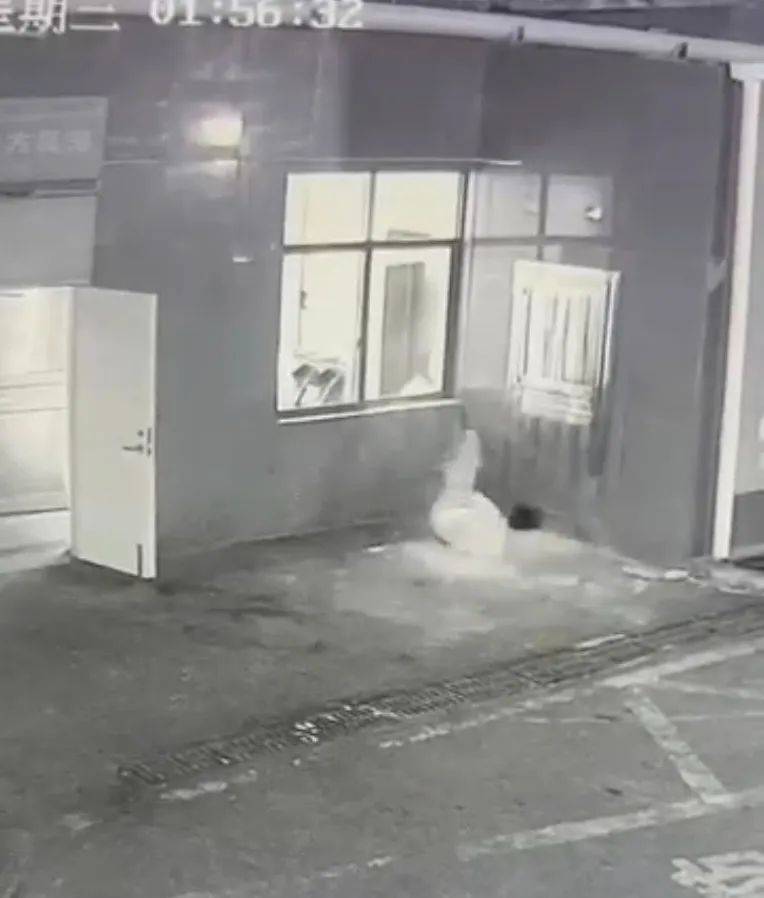 凌晨男子和女友发生冲突<strong></p>
<p>如何成为炒币高手</strong>，突然撞碎酒店窗户跑出！酒店回应→