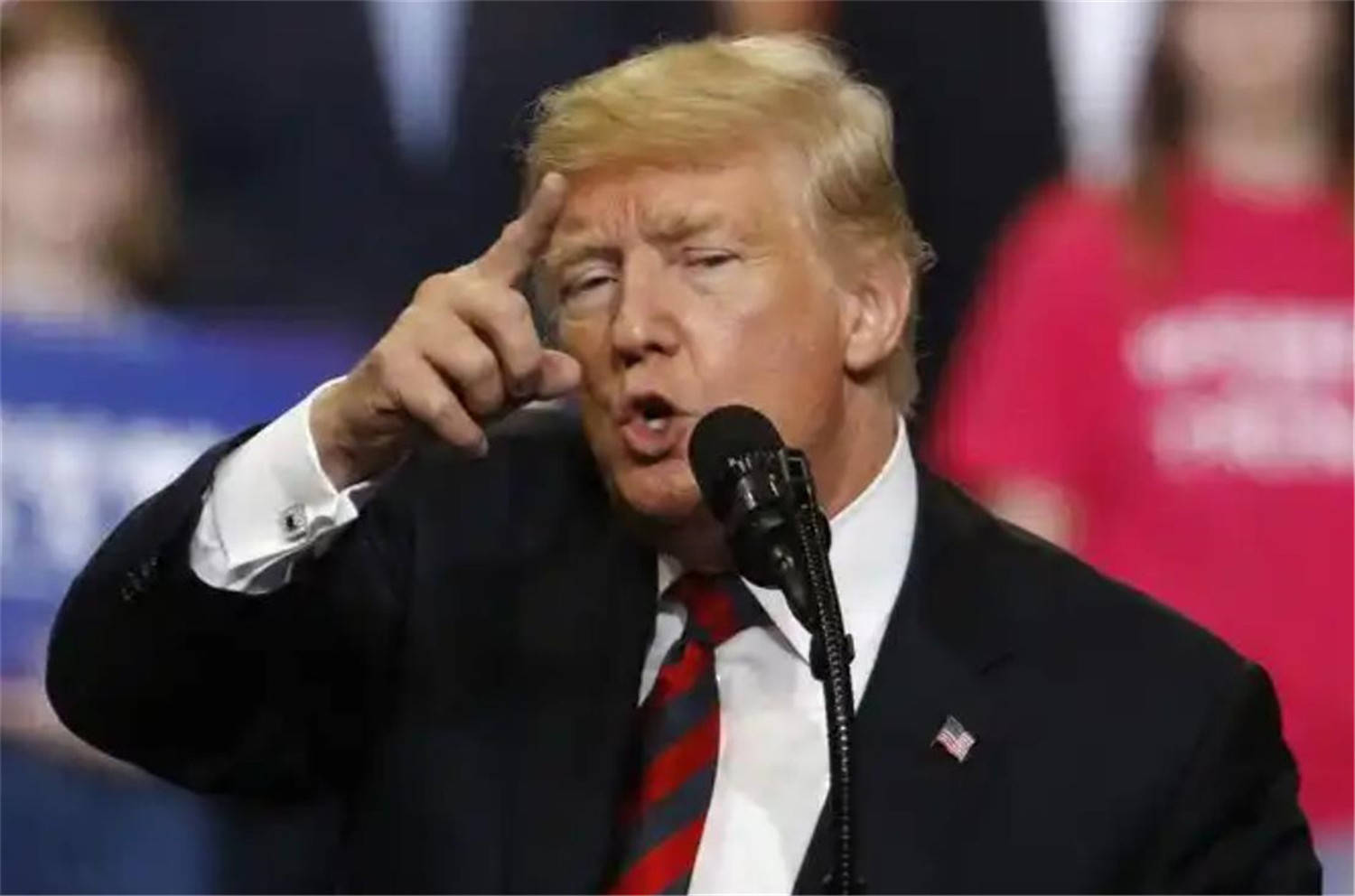 中方偏不上谈判桌<strong></p>
<p>广州</strong>，特朗普被逼急，对华态度大变，一点办法都没有