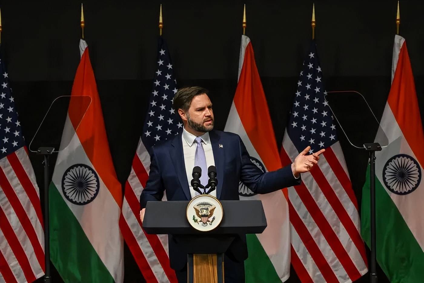 印度航母行踪曝光!180度掉头返航<strong></p>
<p>广州</strong>,这是在躲巴基斯坦的导弹吗?