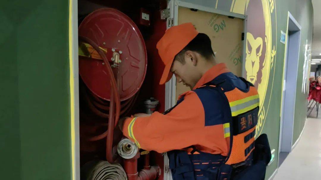 凤凰传奇演唱会万人蹦迪！观山湖消防：大家尽管嗨<strong></p>
<p>广州</strong>，我们护周全