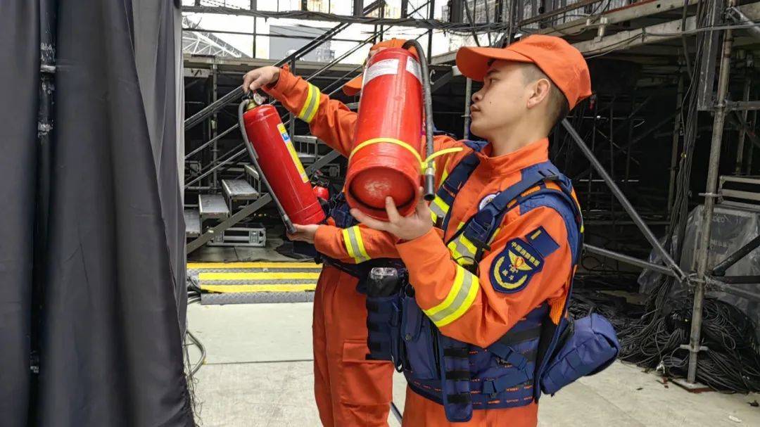 凤凰传奇演唱会万人蹦迪！观山湖消防：大家尽管嗨<strong></p>
<p>广州</strong>，我们护周全